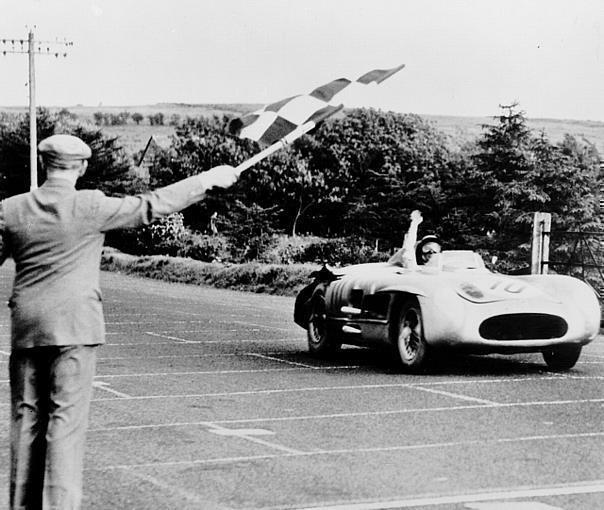 Tourist Trophy Race, Dundrod-Circuit in Nordirland, 17. September 1955. Das Sieger-Fahrerteam Stirling Moss/John Fitch (Startnummer 10) auf Mercedes-Benz Typ 300 SLR (W 196 S). Stirling Moss fährt durch Ziel.